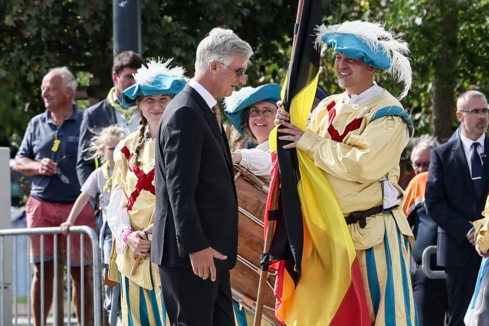 König Philippe unterhält sich bei den "Fêtes de Wallonie" in Namur mit einem Mann in folkloristischem Kostüm