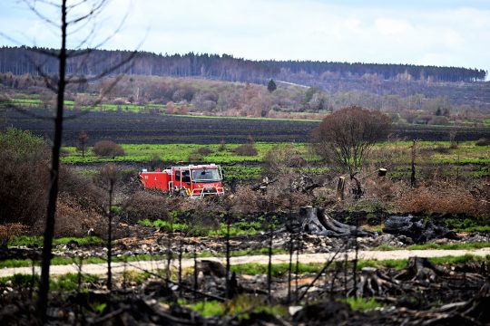 Feuerwehrfahrzeug im teilweise verbrannten Hohen Venn