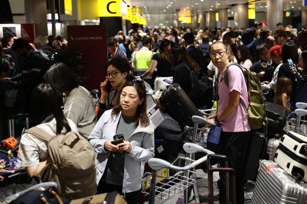 Wartende Passagiere am Londoner Flughafen Heathrow