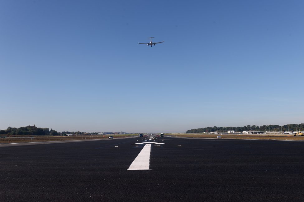 Start- und Landebahn am Flughafen Charleroi, ein Flugzeug ist gestartet und in der Luft