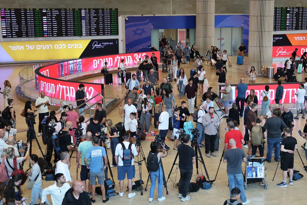 Medienvertreter und wartende Passagiere am Flughafen Ben Gurion in Tel Aviv