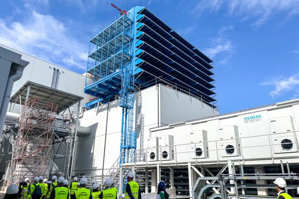 Das Gebäude der neuen Gas- und Dampfkraftanlage von Engie in Flémalle