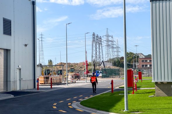 Das Gebäude der neuen Gas- und Dampfkraftanlage von Engie in Flémalle