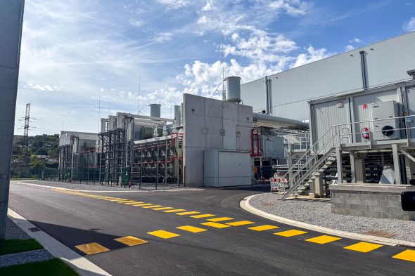 Das Gebäude der neuen Gas- und Dampfkraftanlage von Engie in Flémalle