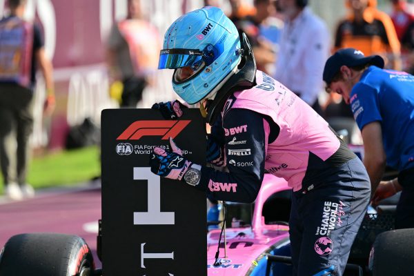 Pierre Gasly hebt den Daumen hoch