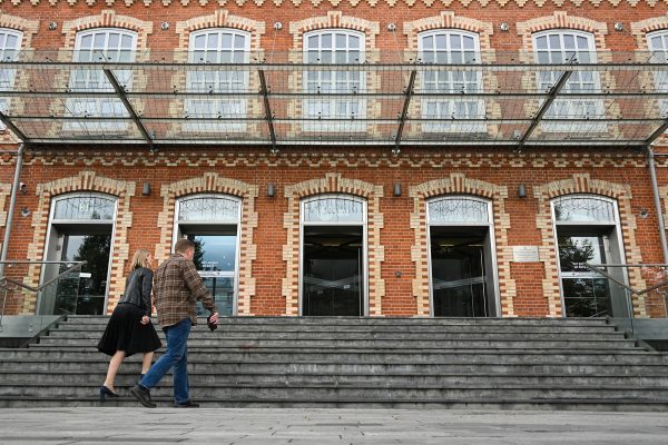 ein Mann und eine Frau gehen die Treppe vor dem Moskauer Goethe-Instituts hinauf