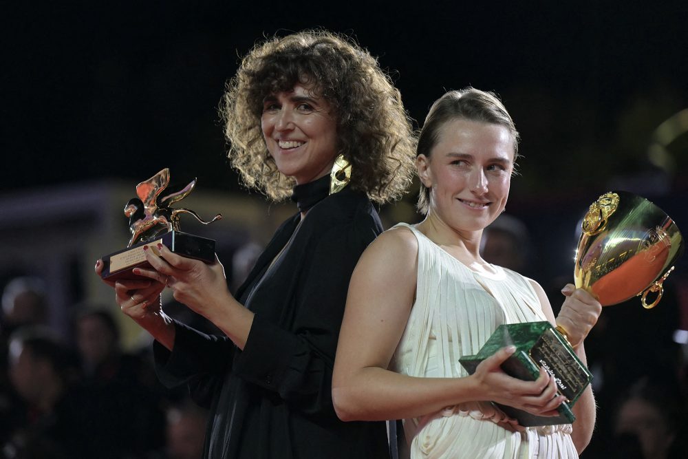 Regisseurin May el-Toukhy und die Schauspielerin Mathilde Arcel posieren mit ihren Trophäen für die Fotografen