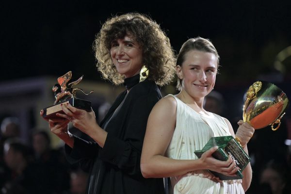 Regisseurin May el-Toukhy und die Schauspielerin Mathilde Arcel posieren mit ihren Trophäen für die Fotografen