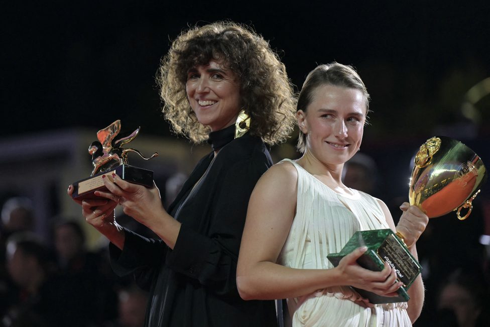 Regisseurin May el-Toukhy und die Schauspielerin Mathilde Arcel posieren mit ihren Trophäen für die Fotografen