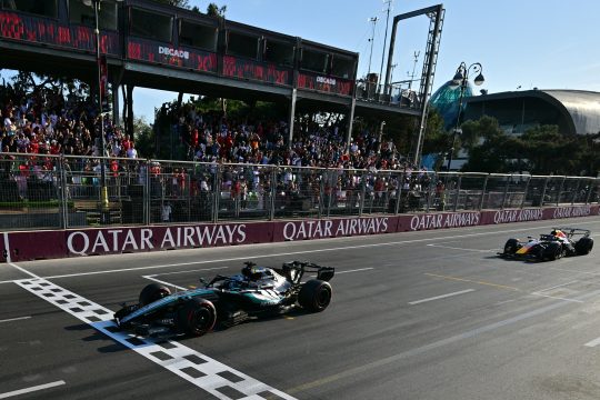 George Russell überquert mit hauchdünnem Vorsprung auf Max Verstappen die Ziellinie