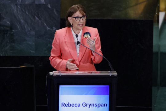 Rebeca Grynspan steht am Pult und spricht vor der UN-Generalversammlung