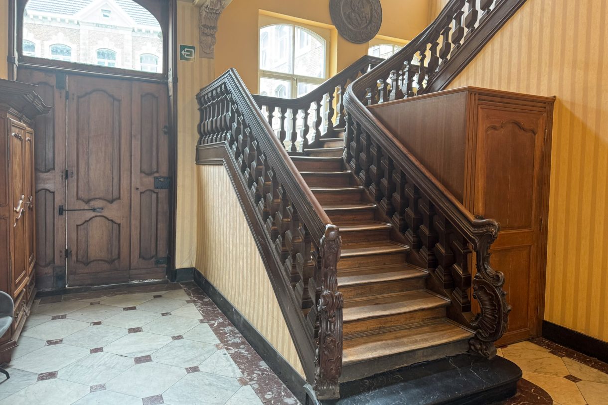 die barocke Holztreppe im Eingangsbereich