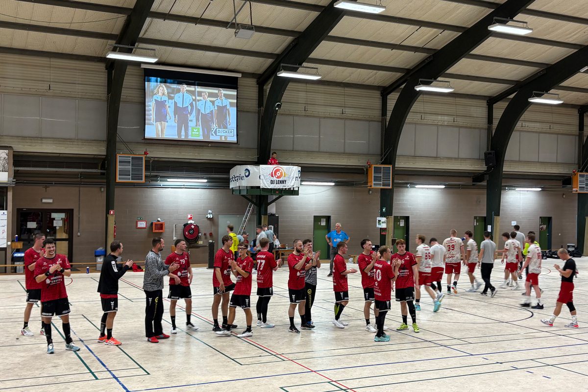 Spieler des HCER jubeln nach Abpfiff auf dem Spielfeld