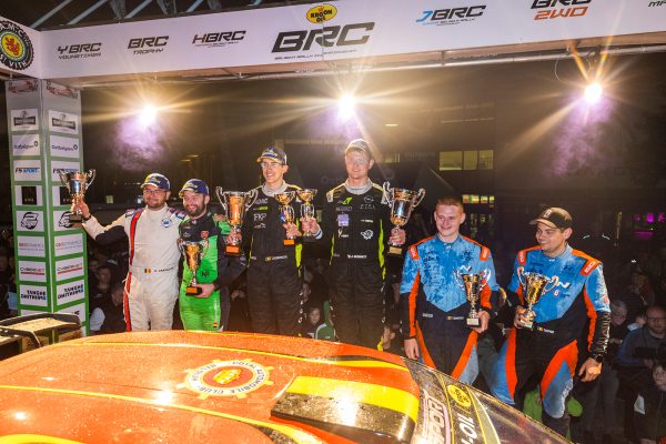 Tom Heindrichs und Jonas Schmitz auf dem Podium mit Maxime Potty/Hugo Cravillon und Thomas Martens/Tom Buyse