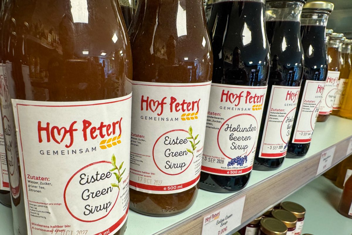 Flaschen mit Sirup von Hof Peters im Regal