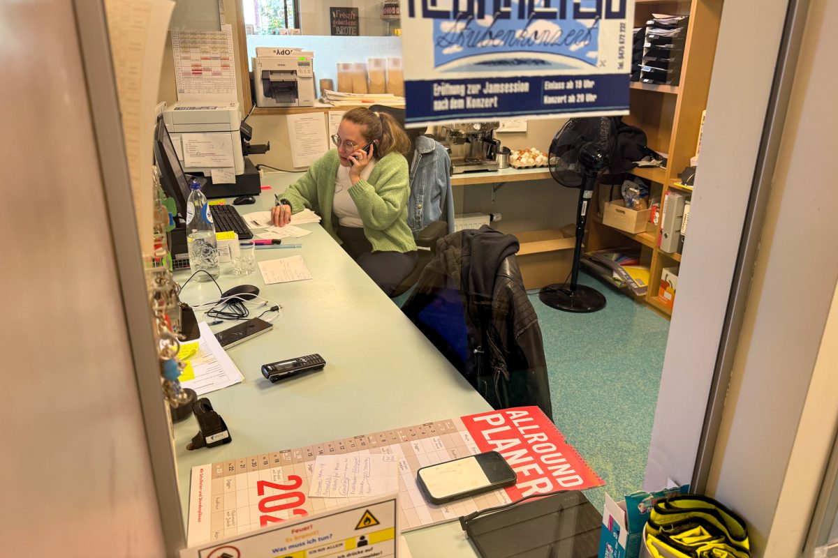 Mitarbeiterin im Büro telefoniert