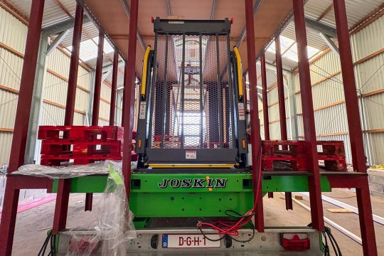 Inklusionsfestwagen mit dem installierten Lift