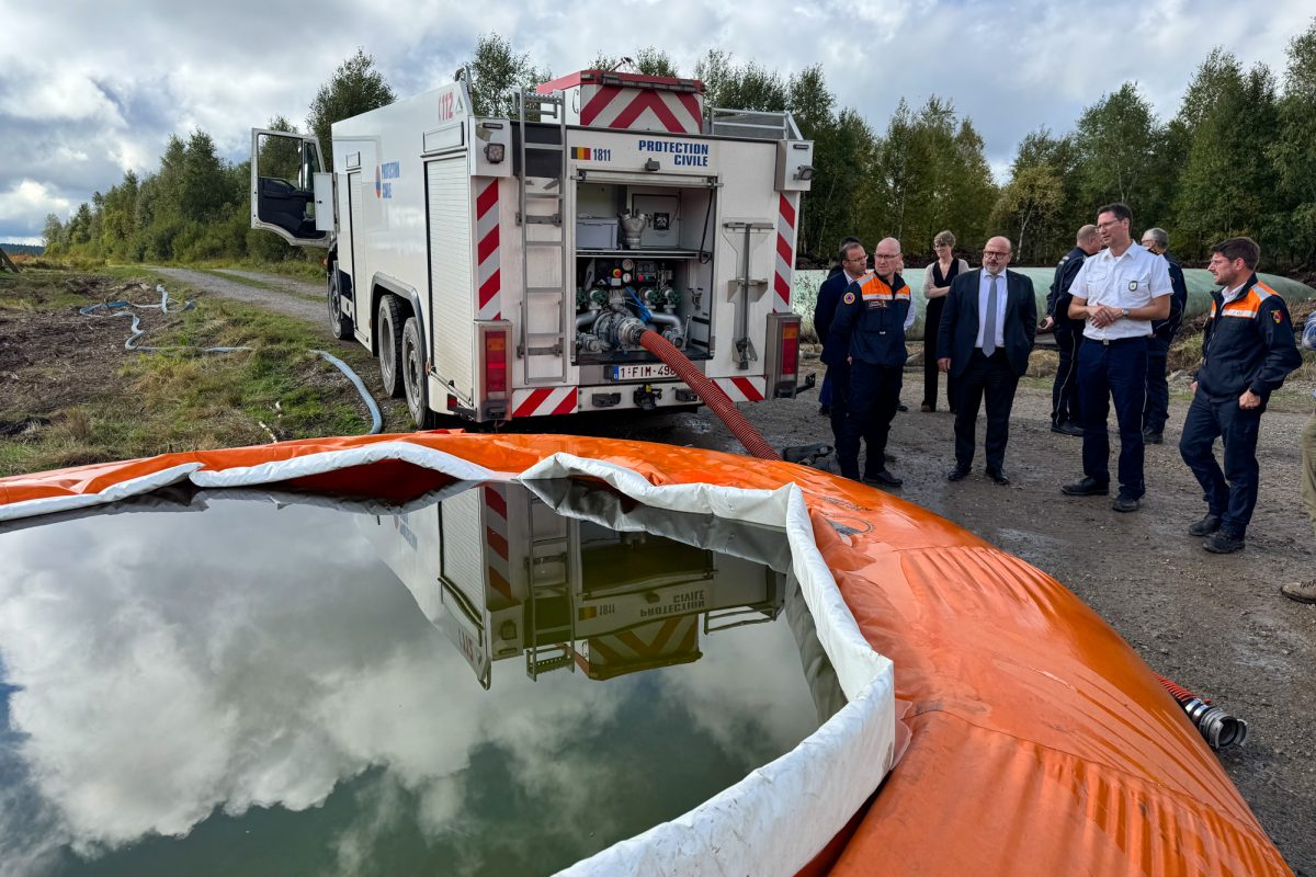 Bambi-Bucket, daneben Innenminister Quintin und weitere Offizielle