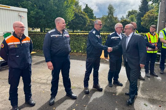 DG-Hilfeleistungszonen-Kommandant Francis Cloth begrüßt Innenminister Quintin, weitere Offizielle sind dabei