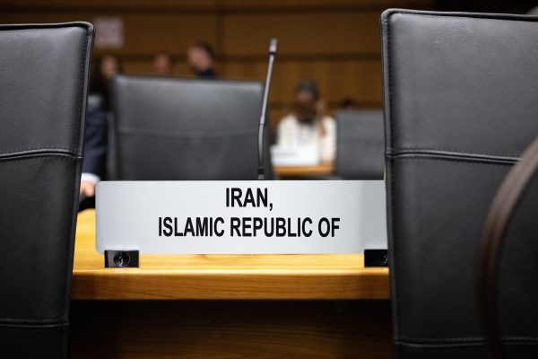 Leerer Platz mit Schild mit Aufschrift "Iran" bei der Internationalen Atomenergie-Organisation