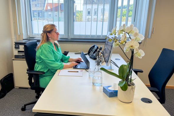 Isabelle Weykmans am Schreibtisch