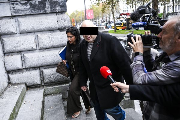 Der Angeklagte Rennlhij Manuela vor dem Antwerpener Gerichtsgebäude, Journalisten sind vor Ort, dem Mann wird ein Mikro hingehalten