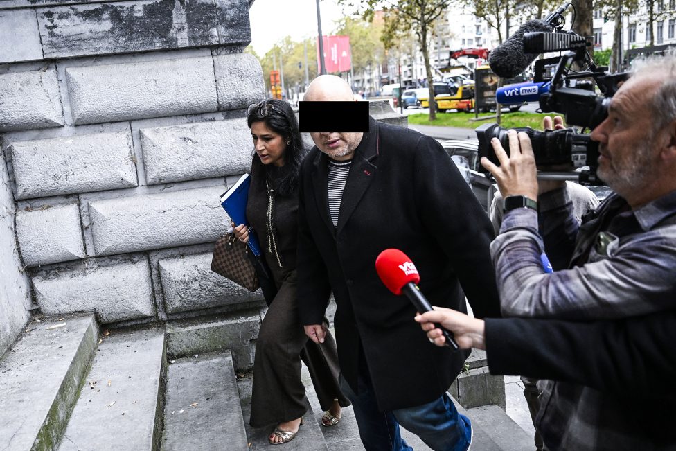 Der Angeklagte Rennlhij Manuela vor dem Antwerpener Gerichtsgebäude, Journalisten sind vor Ort, dem Mann wird ein Mikro hingehalten