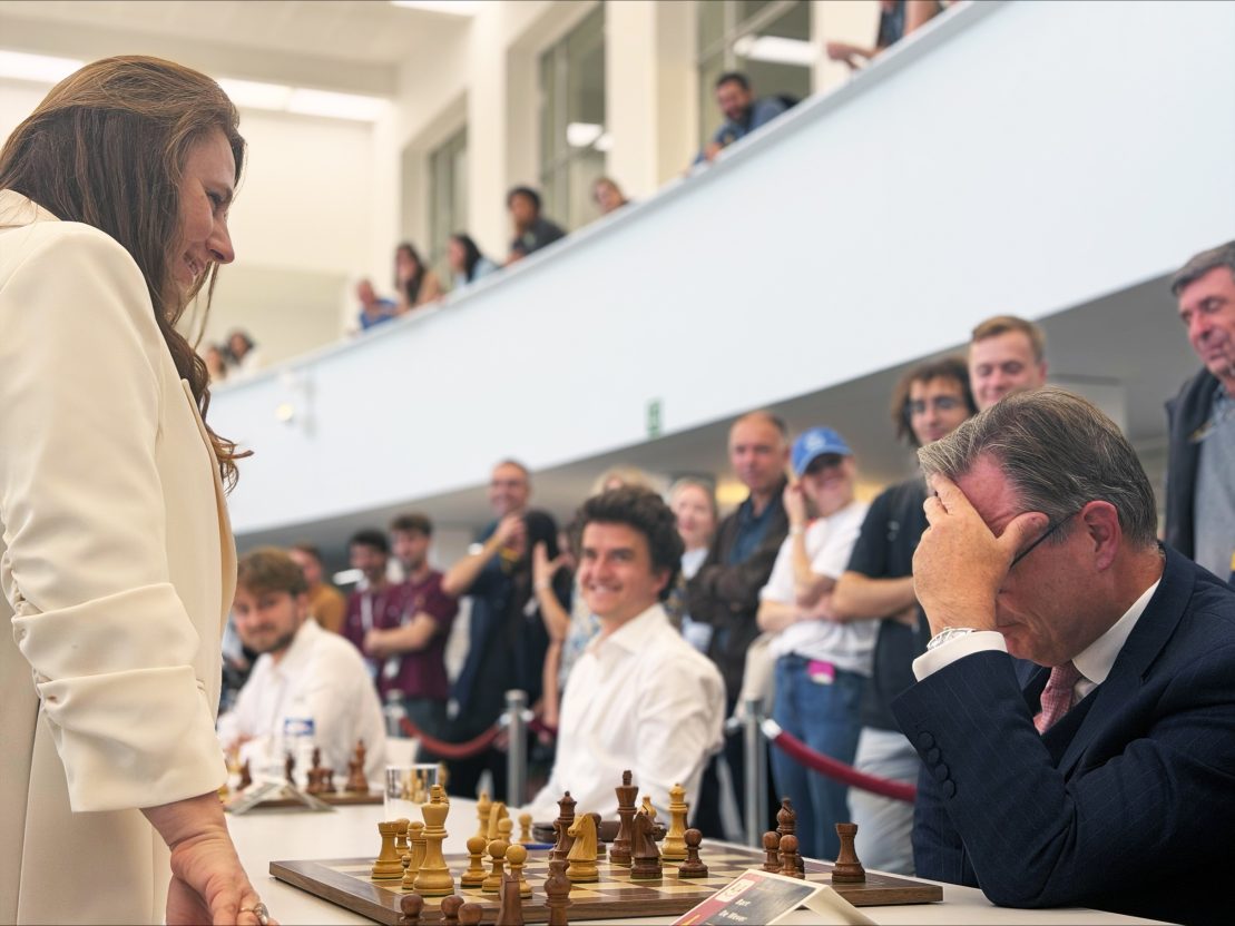 Simultanschachturnier in Brüssel: Judit Polgar und Bart De Wever