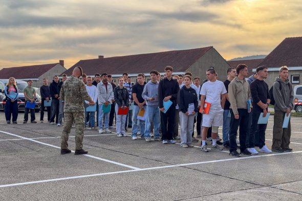 Jugendliche im Militärdienst