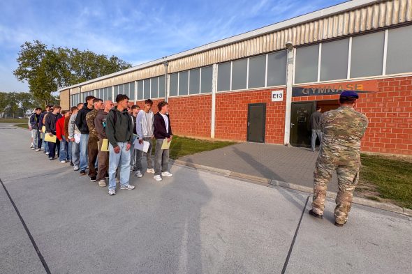 Jugendliche im Militärdienst