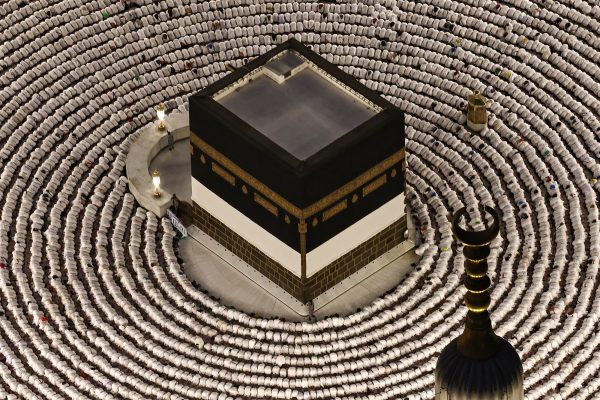 Komplex der Großen Moschee in Mekka, während Muslime im Vorfeld der jährlichen Hadsch-Pilgerfahrt das Abendgebet rund um die Kaaba, das heiligste Heiligtum des Islam, verrichten.