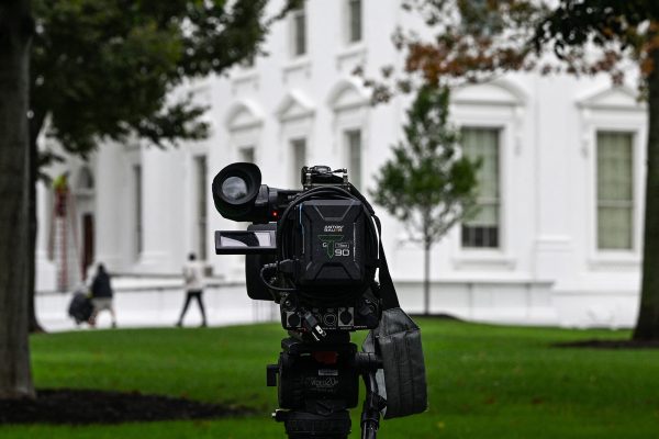 Eine Fernsehkamera vor dem Weißen Haus in Washington