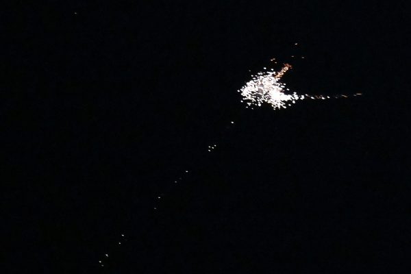Explosion am Nachthimmel, erzeugt durch den Einsatz des Luftabwehrsystems gegen eine ankommende Drohne