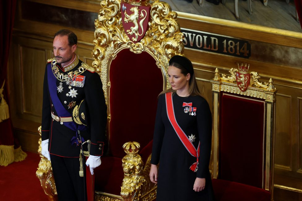 Norwegens neuer König Haakon VIII. und seine Tochter, Kronprinzessin Ingrid Alexandra, bei der Eidesleistung am 1. September 2026 im Parlament in Oslo