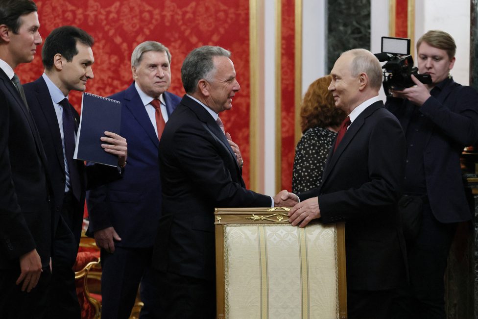 Jared Kushner (l) und Steve Witkoff (4vl) werden von dem russischen Präsidenten Wladimir Putin (r) begrüßt