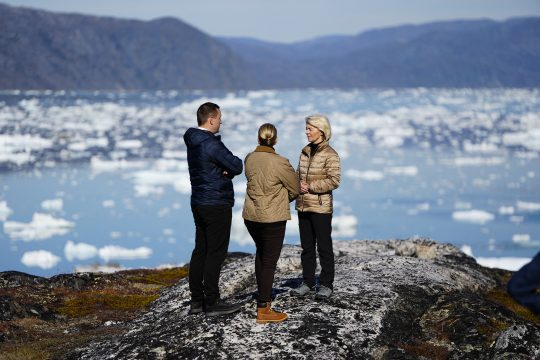EU-Kommisssionspräsidentin von der Leyen (rechts) zu Besuch in Grönland - links Grönlands Premierminister Nielsen, in der Mitte Dänemarks Premierministerin Frederiksen