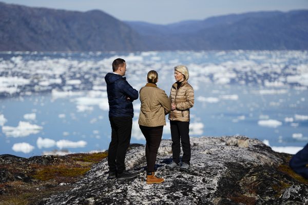 EU-Kommisssionspräsidentin von der Leyen (rechts) zu Besuch in Grönland - links Grönlands Premierminister Nielsen, in der Mitte Dänemarks Premierministerin Frederiksen