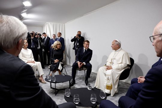 Frankreichs Präsident Emmanuel Macron, Ehefrau Brigitte und Papst Leo