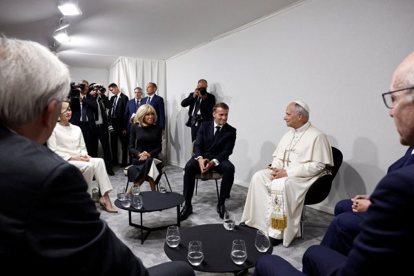 Frankreichs Präsident Emmanuel Macron, Ehefrau Brigitte und Papst Leo