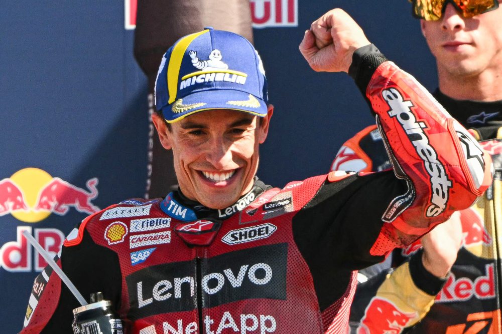 Marc Marquez jubelt auf dem Podium