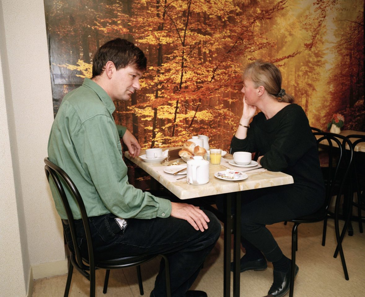 Das Foto von Martin Parr zeigt ein offensichtlich gelangweiltes Paar an einem Café-Tisch