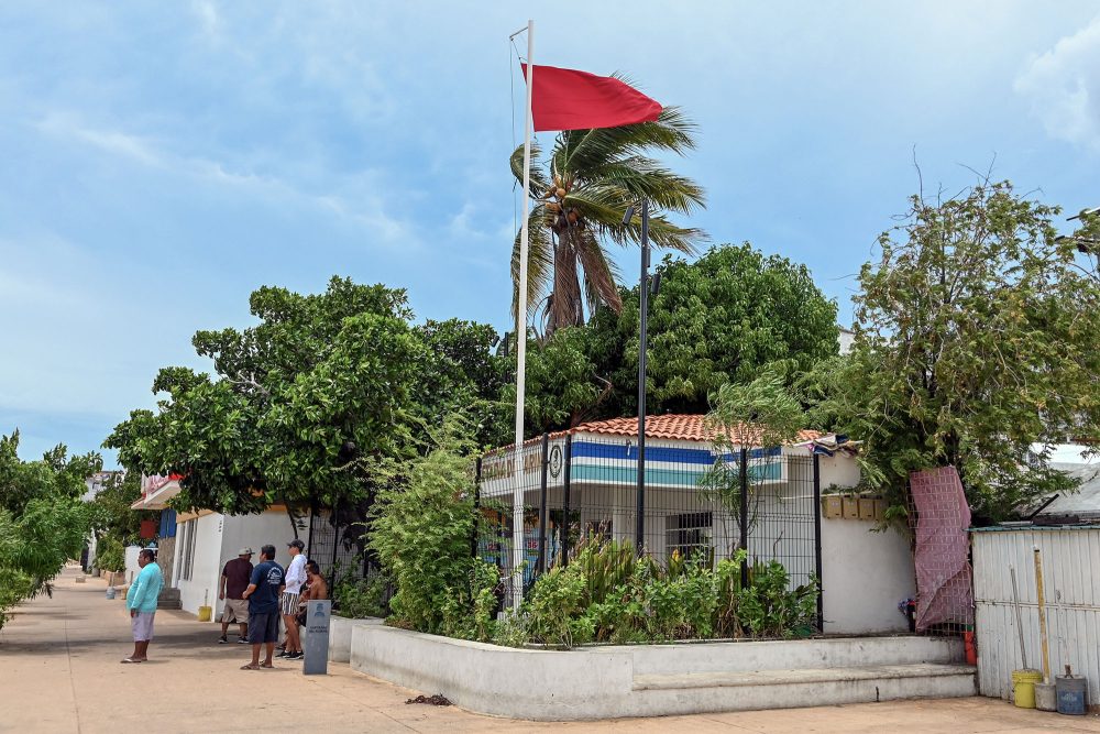 Vor der Hafenbehörde von Acapulco weht eine rote Warnflagge