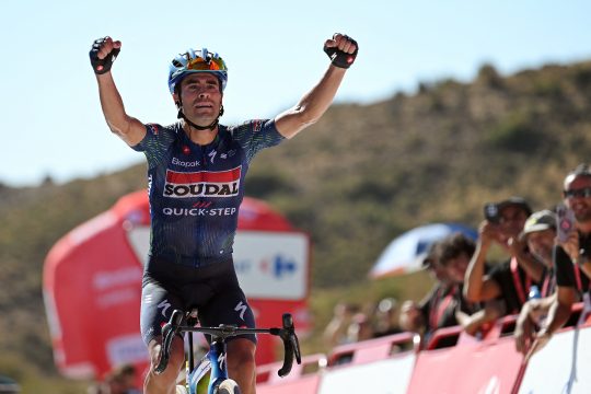 Mikel Landa kommt mit jubelnd nach oben gereckten Armen im Ziel an