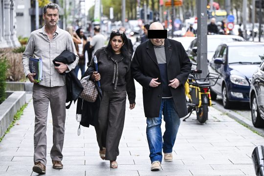 Die beiden Rechtsanwälte und der Angeklagte auf der Straße vor dem gericht