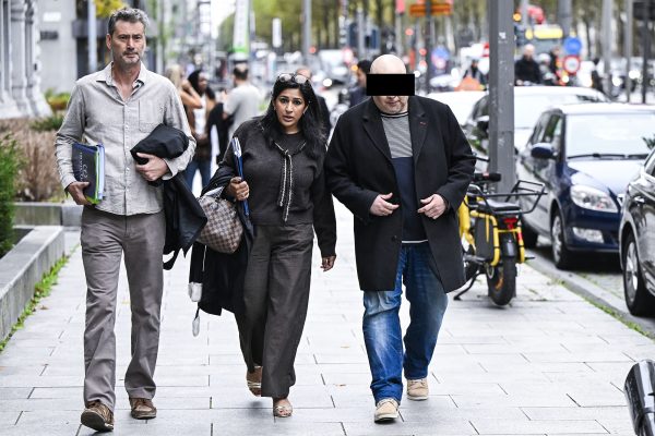 Die beiden Rechtsanwälte und der Angeklagte auf der Straße vor dem gericht