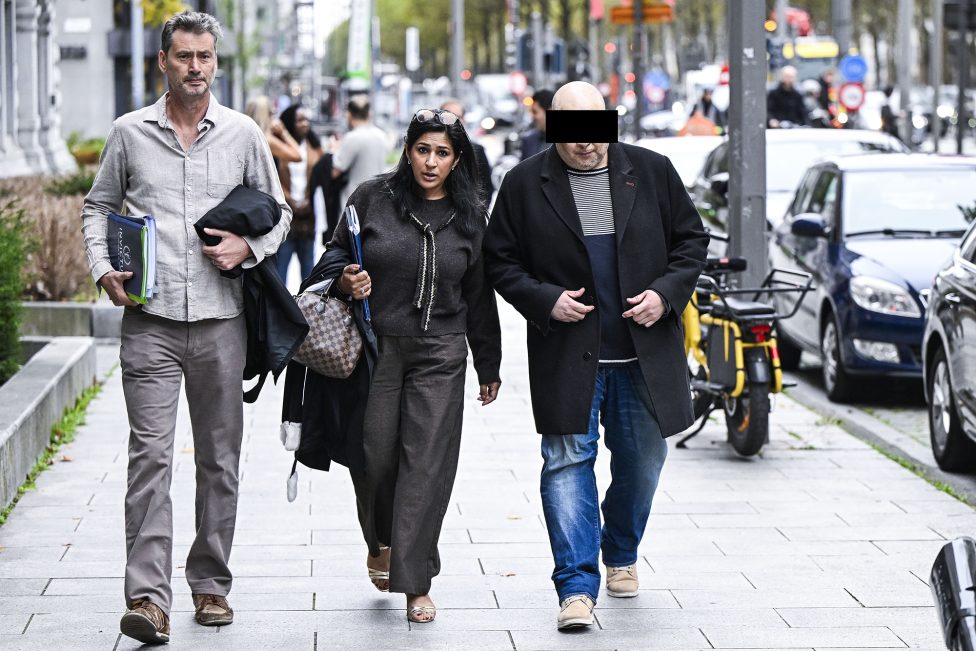 Die beiden Rechtsanwälte und der Angeklagte auf der Straße vor dem gericht