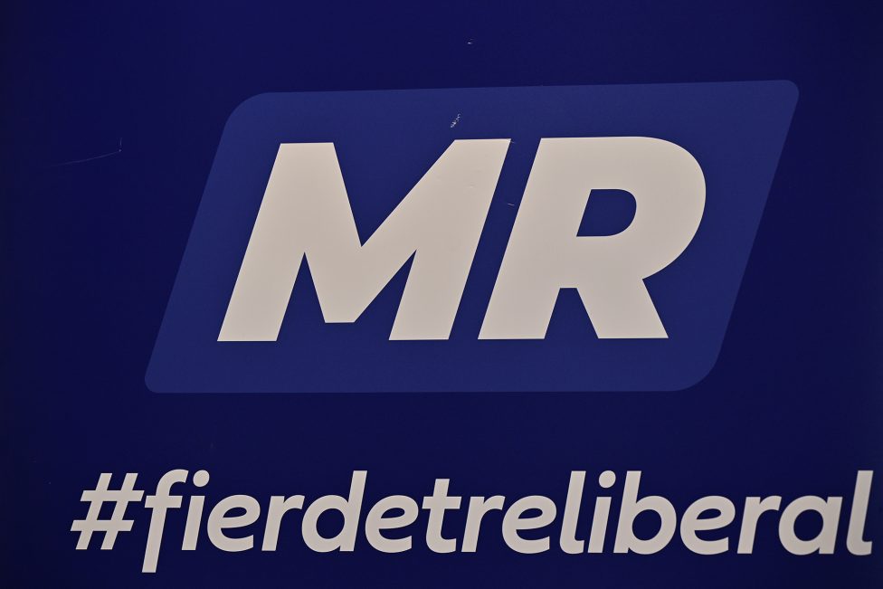 Logo der Partei MR, darunter der französischsprachige Slogan "Fier d'être libéral"