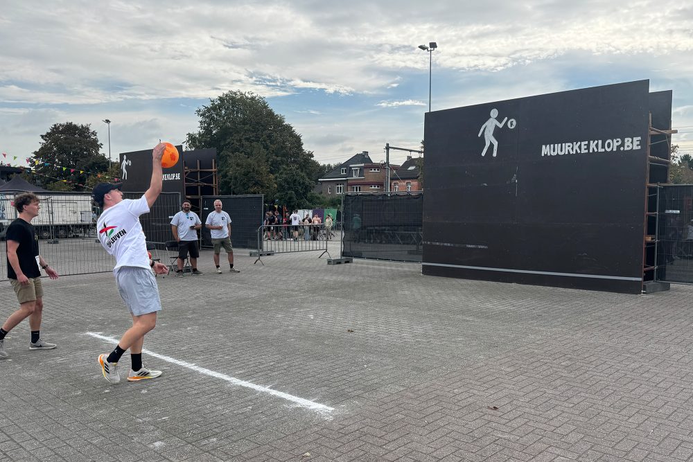Zwei Spieler mit Ball vor Mauer spielen das Mauerballspiel
