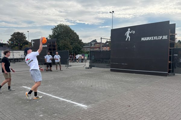 Zwei Spieler mit Ball vor Mauer spielen das Mauerballspiel