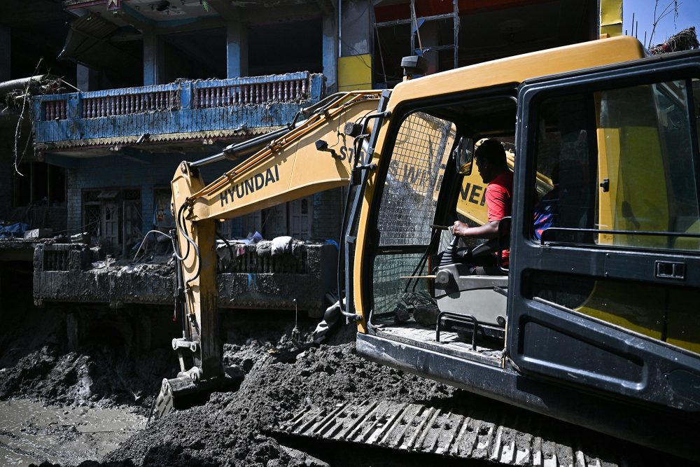 Bagger bei Arbeiten in Devighat, Distrikt Nuwakot